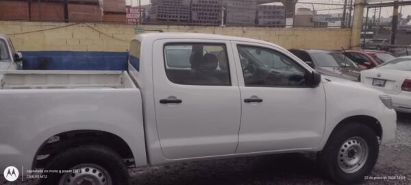 TOYOTA HILUX 2015 - Image 2