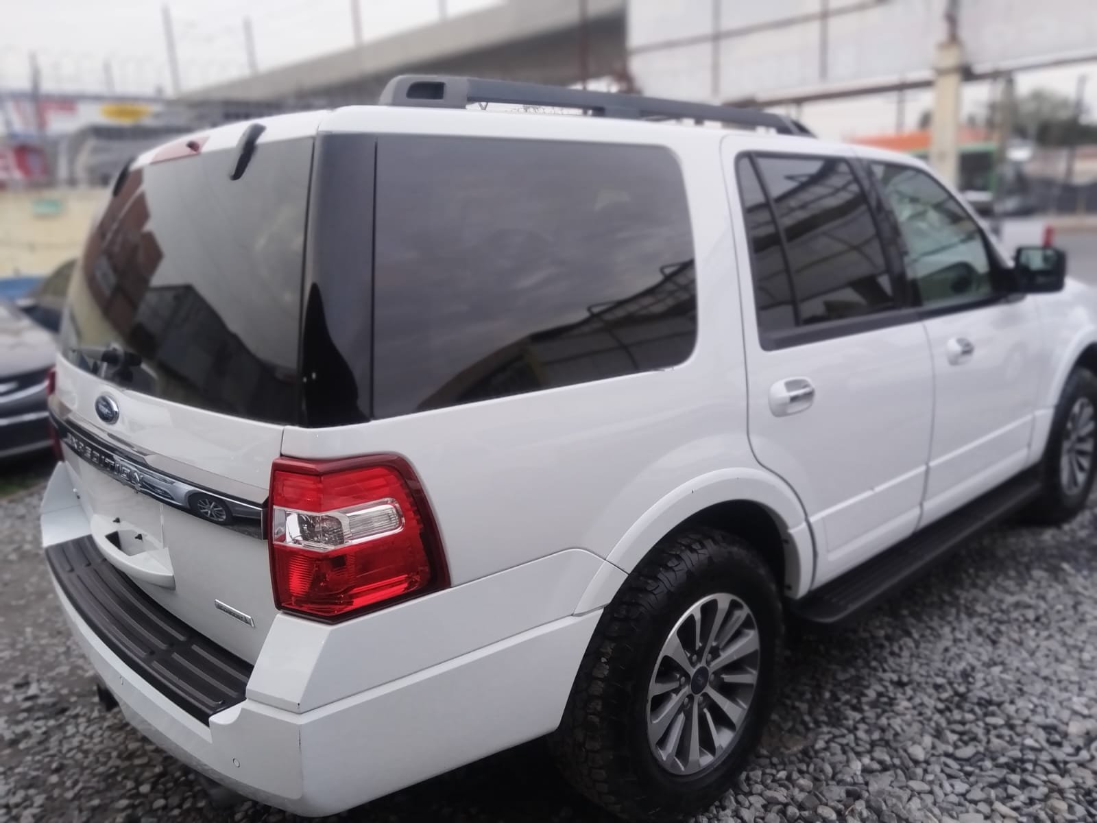 Ford EXPEDITION XLT 2017 - Image 6